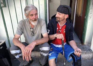 Petr přespával v křoví, nyní má díky Tříkrálové sbírce doklady i práci. Milan bojuje s handicapem