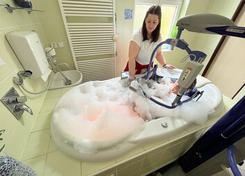 Seniorům pomáhá hydromasážní vana servisovaná z Tříkrálové sbírky