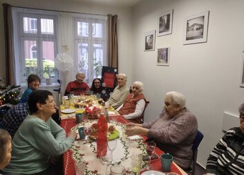 Žáci 2. ZŠ ve Schwarzově ulici obdarovali seniory Domova sv. Zity