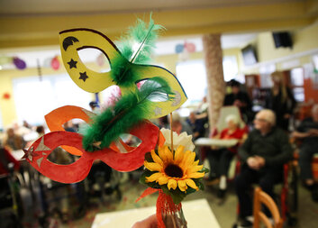 Oslavy masopustu potěšily seniory v domovech městské charity