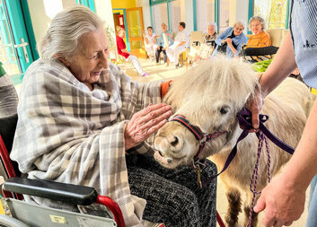 Mini koníci potěšili seniory v Domově sv. Jiří v Plzni