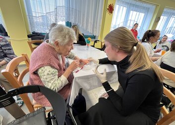 Studentky dentální hygieny školily seniory