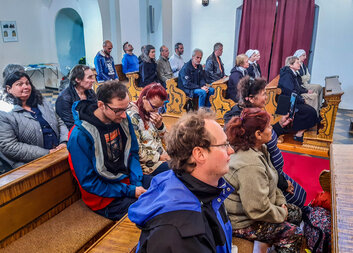 Lidé bez domova vyrazili na Tetín, akci pořádal spolek K Srdci