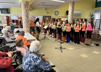 Děti ze sboru Javořičky zazpívaly seniorům