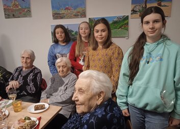 Žáci z 2. ZŠ navštívili seniory z Domova sv. Zity. Přinesli jim štědrý dar