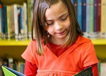 Univerzita pořádá sbírku knih pro matky s dětmi v tísni