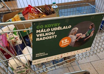 Při Sbírce potravin pomohli i zaměstnanci Městské charity Plzeň