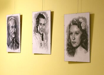 Stanislav Tyml vystavuje kresby portrétů známých osobností v Domově pro seniory sv. Jiří