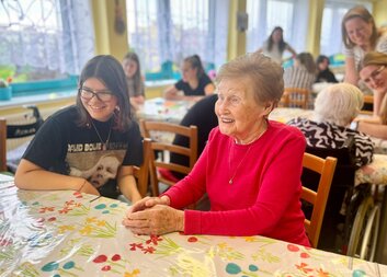 Seniory navštívili studenti, hráli s nimi bingo a skládali origami