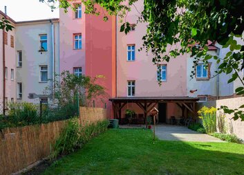 Dvůr Domova sv. Zity rozezní koncerty při akci Plzeňské dvorky 2024