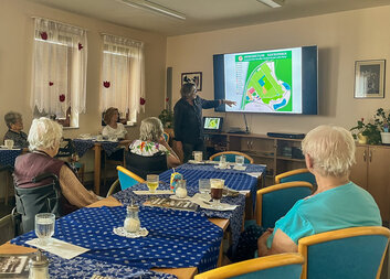 Senioři objevili tajemství Arboreta Sofronka, inspirativní přednáška jim přinesla nové poznatky