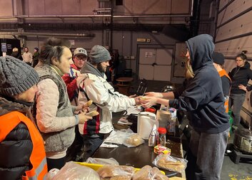 V mrazivé noci přespali venku. Vyzkoušeli si, jak se cítí lidé bez domova  