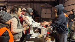 V mrazivé noci přespali venku. Vyzkoušeli si, jak se cítí lidé bez domova  