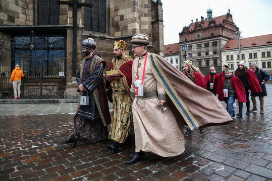 Tříkrálová sbírka v Plzni: hejtman, primátor a biskup vyšli na společnou koledu 