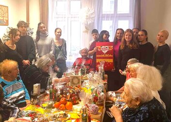 Žáci z 2. základní školy obdarovali seniorky v Domově sv. Zity