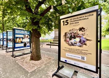 Příběhy klientů sociálních služeb můžete shlédnout na výstavě v Kopeckého sadech v Plzni