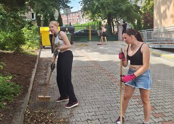 Studenti Gymnázia Plasy pomohli na zahradě Domova sv. Aloise. Seniorům zahráli i na kytaru