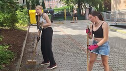 Studenti Gymnázia Plasy pomohli na zahradě Domova sv. Aloise. Seniorům zahráli i na kytaru