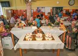 Všechny jubilantky, které společně slavily 100 a více let. Zleva Marie Ouřadová (100 let), Věra Bystřická (102), Milada Chudlařská (100), Anežka Roubalová (101), Julie Žežulková (102) a Věra Dortová (102).