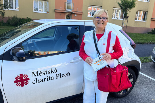 Nové auto pro charitní ošetřovatelskou službu pomáhá díky štědrosti dárců Tříkrálové sbírky