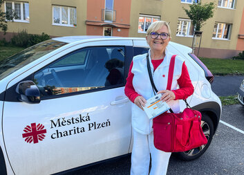 Nové auto pro charitní ošetřovatelskou službu pomáhá díky štědrosti dárců Tříkrálové sbírky