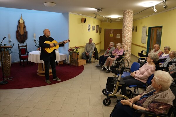 Jiří Hlobil zahrál na vernisáži výstavy na kytaru Jiří Hlobil zahrál na vernisáži výstavy na kytaru