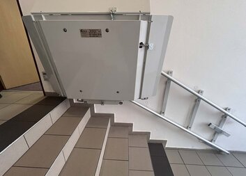 Schodišťová plošina pro vozíčkáře pomáhá v Domově sv. Zity. Díky daru Vodárny 