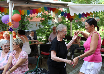 Svatoaloisovská pouť nabídla seniorům hudbu, setkání i příjemné odpoledne